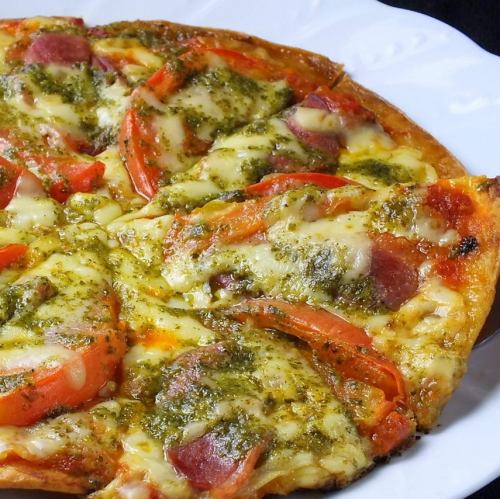 鴨のスモークとトマトのバジル風味ピザ