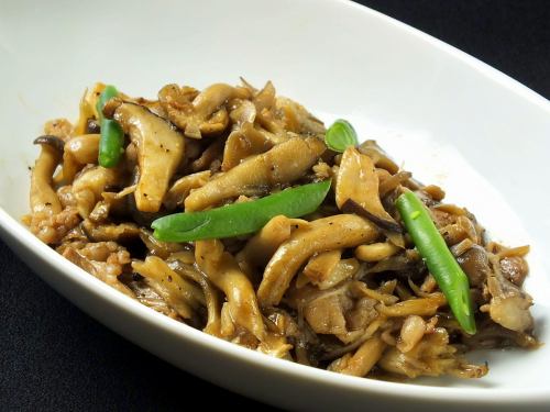 Stir-fried beef belly and mushrooms with butter and soy sauce