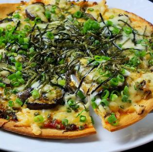 Japanese-style pizza with chirimenjake and eggplant