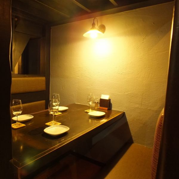 [Kannai private room izakaya★For dates and anniversaries] Private rooms can be used by up to 2 people!! Perfect for dates, girls' night out, birthdays, etc.♪ The interior of the old folk house style restaurant has high ceilings and a great atmosphere ◎ (2 to 4 people) ★Semi-private seating is OK for 2 to 6 people! Other table seating is also available.