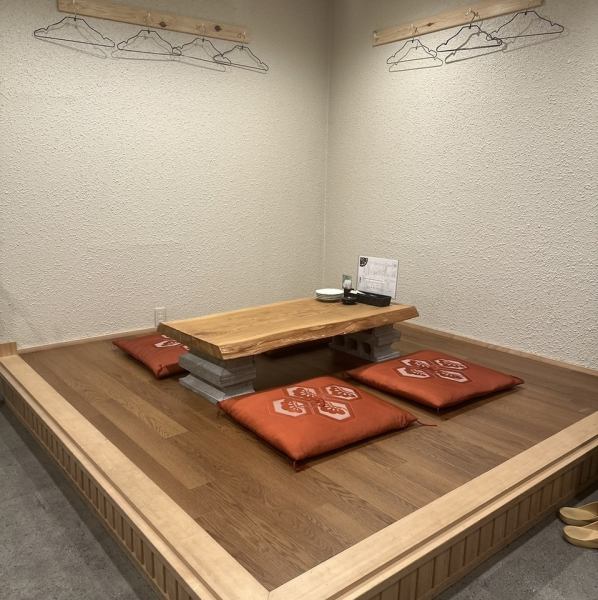 【安心感あふれる居心地の良い空間】お店の座敷は、木の素材が使われているため、心からリラックスできる環境が整っています。温もりのあるインテリアが、まるで自宅にいるかのような安心感をもたらします。友人や同僚と一緒に楽しい時間を過ごすのにぴったりな場所で、カジュアルな会話が自然と生まれ、話も弾みます。