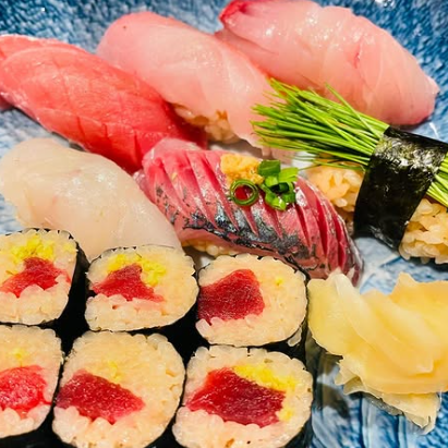 【お任せ鮨】新鮮な魚を使用しております。その日のおすすめを握るため、様々なお寿司が楽しめます。