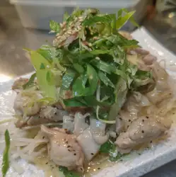 蒸し鶏のネギ塩まみれ