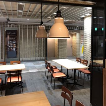 宴会やカジュアルなパーティに最適なテーブル席開放的な店内。貸切は４０名様から最大５５名様までご利用いただけます！