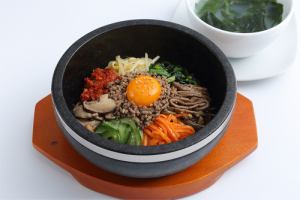 石頭煮熟的石鍋拌飯