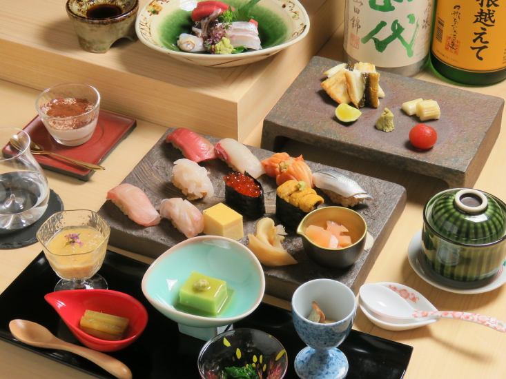 東京銀座の銘店で長年修業した鮨職人が作り出す絶品を贅沢な空間で味わう