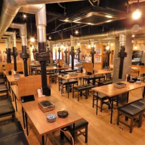 《渋谷　焼肉　駅近》幹事様必見♪団体様のお集まりに便利なテーブル席。もちろん、お一人様など少人数にもご対応致します！大小さまざまなご利用も大歓迎。テーブルをつなげることで団体様でもご利用いただけます。人数に応じてフロア貸切も承りますので詳しくはスタッフにご相談下さい。