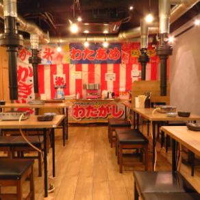 《渋谷　焼肉　駅近》活気あふれる店内の程よい広さのコージーな空間で優しいダウンライトが心のリラックスをお手伝いしてお過ごしいただけるので、お子様連れにも大人気の空間をお愉しみください。お子様連れのお友達同士やご家族はもちろん合コンにも最適。一緒に過ごす仲間の距離がより近くなります。