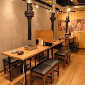 《渋谷　焼肉　駅近》一歩足を踏み入れるとそこには現実を忘れてしまうような素敵などこか懐かしい空間が♪大切な人と素敵な時間をお過ごしください★また、皆様に喜んで頂けるよう、お得なクーポンも各種揃えております！隣の席とも配慮させて頂いております。