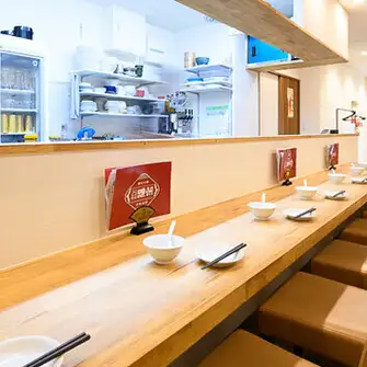 We have counter seats available, perfect for both single diners and couples! Please feel free to relax and enjoy authentic Sichuan cuisine.