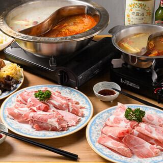 四川火鍋セット◆羊肉や豚肉、海鮮団子のほか刀削麺など充実の内容を堪能