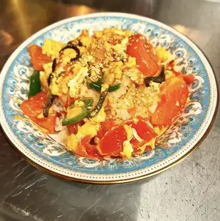 Tomato and Egg Rice Bowl [A favorite among repeat customers] The acidity of the tomatoes and the fluffy eggs are a perfect match! A comforting and authentic taste.