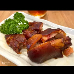 Braised Pig's Feet [Rich in Collagen] Authentic braised pig's feet, simmered slowly until tender and juicy, allowing the flavors to permeate every bite.