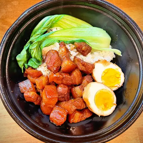 台湾名物　ルーローハン（魯肉飯）