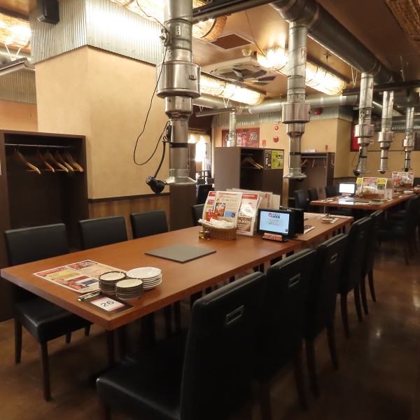 北出口店已装修完毕！设有15张桌子，配有特制的海外椅子！