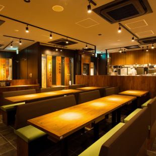 탁 트인 넓은 일본식 공간.맛있는 일식에서 즐거운 자리를 연출합니다.