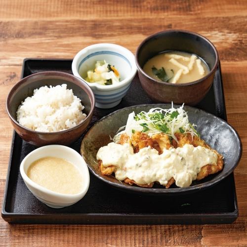 自家製南蠻雞肉韃靼套餐<包含千葉縣多古町產的山藥泥、味噌湯和鹹菜>