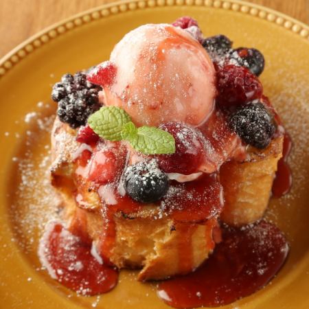 French Toast ~Mixed Berry Sauce~
