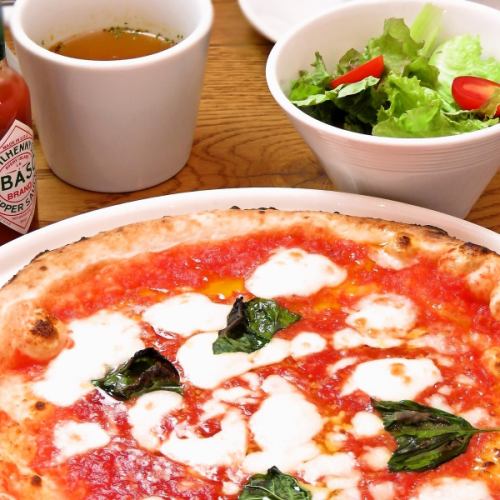 We recommend lunch where you can choose your favorite authentic stone oven pizza ♪
