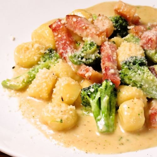 Cream gnocchi with raclette cheese and bacon