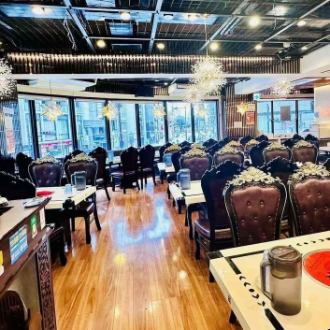 ゆったりとくつろげる広々とした店内で、友達と美味しい料理を楽しめます。2名様から5名様までお使いいただけるテーブル席は、人数が多い場合はお席をつなげてご対応いたします。窓際はソファー席にもなっており、ゆったりとした空間でおくつろぎいただけます。心地よい店内で、リラックスタイムをお過ごしください！