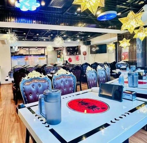 宽敞的餐厅适合大型团体用餐。