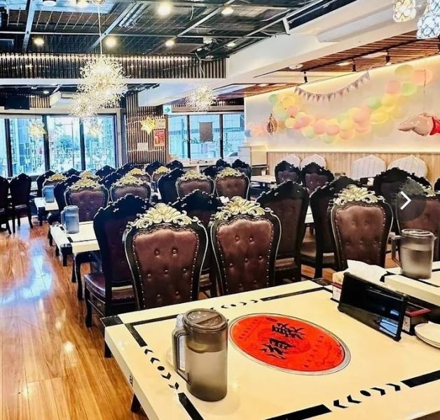 当店は広々としたゴージャスな店内で、席の間隔も広く、大人数や少人数のお客様にもご利用いただけます。また、小規模な宴会にも対応しておりますので、ご家族や友人同士でのお食事に最適です。当店のお席で、美味しい料理と素敵な時間をお過ごしください。