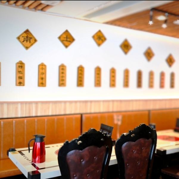 当店では最大80人まで収容可能なテーブルをご用意しており、少人数から大人数まで様々なシーンに対応できます。落ち着いた雰囲気の店内で、美味しい料理と共に楽しい時間を過ごしてみませんか？お友達同士の食事や、家族でのお祝い事にもぴったりです。