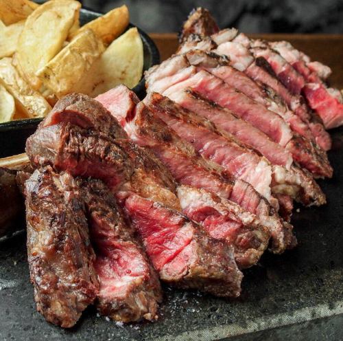 薪焼きステーキやソムリエ厳選ワインを堪能。