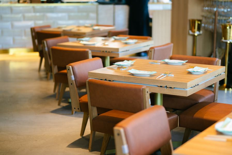 こだわりのインテリアが並ぶ店内。会社宴会として、女子会・デート・歓迎会・送別会・結婚式二次会など…各種Partyに対応できるテーブル席のワンフロア。人数によって自由自在に席のレイアウト変更可能。