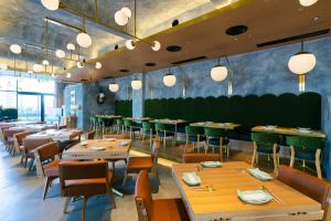 Table seating for 2 to large groups
