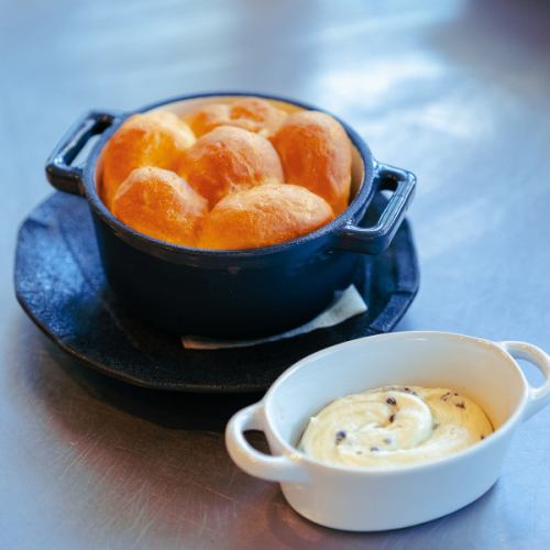 自家製パンとホイップキャビアバター