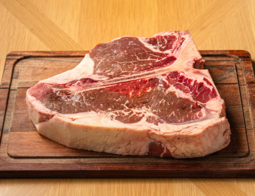 【T骨牛排 x 經典套餐】享用包含西冷和里肌肉的美味T骨牛排。
