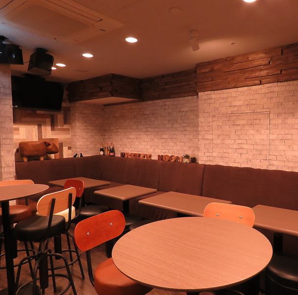 The brick-style interior has a stylish atmosphere♪ Perfect for parties with friends, girls' night out, and after-parties! Let's relax and talk on the relaxing sofa seats♪ Playback is possible on PC, iPhone, iPad, and DVD, so you can also play a slideshow of your memories.