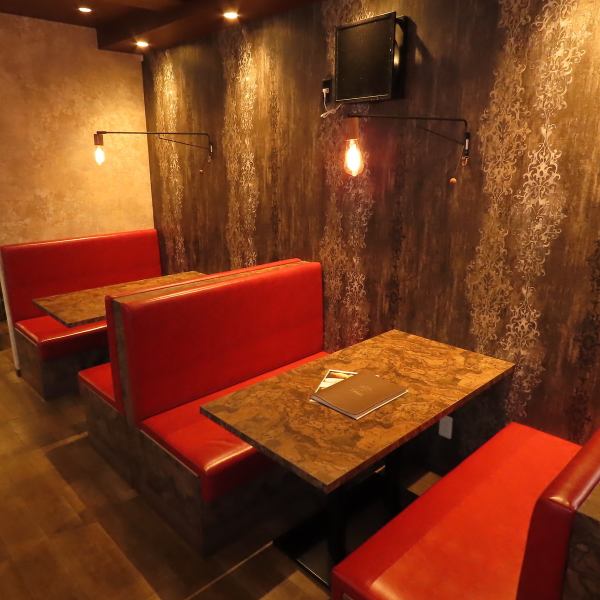 鮮やかなレッドのソファーとラグジュアリーなクロスがお食事を華やかに引き立てます。ディナーでは飲み放題付コース等宴会にオススメなコース料理や一品料理を多数ご用意。デートや宴会、女子会など幅広い場面でご利用頂けます。少人数の貸切も大人気です。