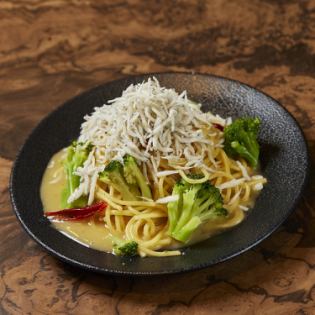 しらすとブロッコリーの醤油ペペロンチーノ
