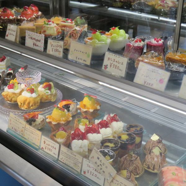 The store is bright and has many delicious sweets, including a front showcase.Baked sweets are also displayed on the right and left sides of the entrance.Please use it for celebrations, rewards, anniversaries, gifts and souvenirs.