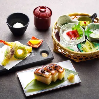 本まぐろ入り前菜と天婦羅、鰻の押し寿司御膳