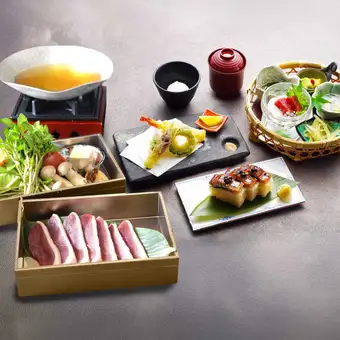 京鴨鍋と本まぐろ入り前菜と天婦羅、鰻の押し寿司御膳