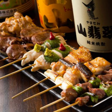 【播鳥名物焼き鳥】当店自慢の新鮮地鶏とこだわり炭をお焼きした焼き鳥を200円～ご用意しております。