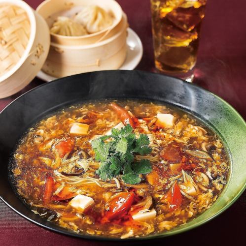 西安餃子自慢の「黒酢風味の癖になるサンラー湯麺」