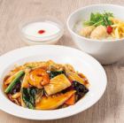 什锦蔬菜炒面（半份）和虾仁馄饨粥（半份）套餐