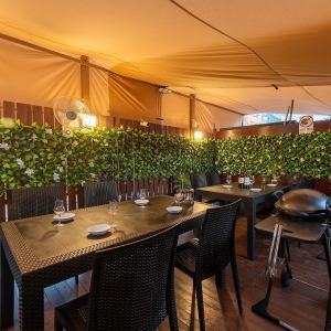 気軽に集まってワイワイ楽しめる、カジュアル宴会にぴったりの空間です。ビールがすすむBBQ料理や揚げ物、おつまみ系メニューが豊富で、グループ利用に大好評。広々としたテーブル席や風が心地よいテラス席もあり、天気の良い日は外飲み気分も満喫可能。
