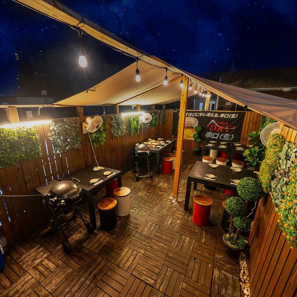 屋上テラスの開放感あふれる空間は、各種宴会に最適。会社の飲み会や歓送迎会、仲間との気軽な集まりまで幅広く対応可能です。BBQや豊富なドリンクが揃ったプランは幹事様にも好評で、準備も片付けも不要なのが嬉しいポイント。昼は明るく爽やか、夜はライトアップで特別感のある雰囲気に。