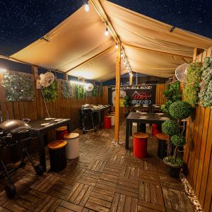 気軽に集まってワイワイ楽しめる、カジュアル宴会にぴったりの空間です。ビールがすすむBBQ料理や揚げ物、おつまみ系メニューが豊富で、グループ利用に大好評。広々としたテーブル席や風が心地よいテラス席もあり、天気の良い日は外飲み気分も満喫可能。