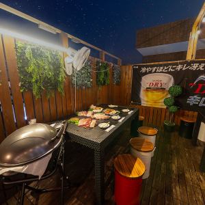 夜はライトアップされた幻想的なテラス席が魅力。少人数でのディナーや、ちょっとしたお祝いにもぴったりなムードのある空間です。