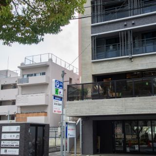 ≪お店外観≫ お店の入口はホテル横の階段が目印！