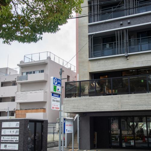 ≪お店外観≫ お店の入口はホテル横の階段が目印！