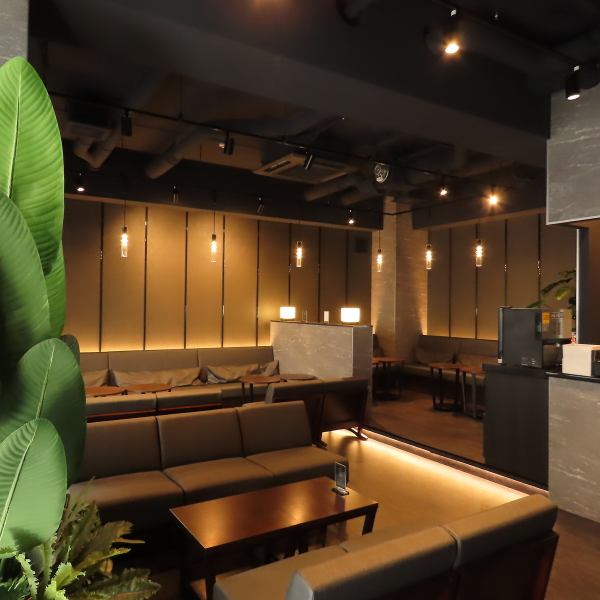我们餐厅的内部设计旨在为享受水烟提供舒适的空间。我们为客人提供舒适和放松的感觉，为他们提供难忘的水烟体验。请欣赏我们餐厅的内部装饰和美味的水烟！