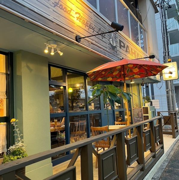 スパイス料理とともに華やかな雰囲気を楽しめる空間♪10名前後で利用できるテーブル席をご用意しています◎貸切も可能！ベリーダンスショーやライブイベント、ワイン会など多彩な催しに柔軟対応。自由なレイアウトで用途に合わせやすく、一体感ある時間を過ごせます！旅行気分を味わえるスリランカ風装飾も魅力！